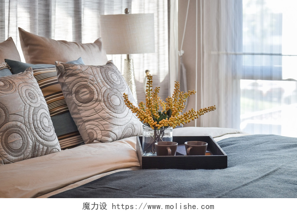 豪华的室内设计图豪华卧室室内设计与装饰茶具和条纹的枕头在床上